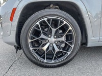 This Jeep Grand Cherokee boasts a Regular Unleaded V-6 3.6 L/220 engine powering this Automatic tran... (image 9)