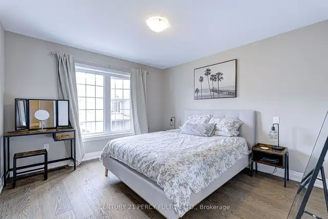 Beautifully maintained 3-storey freehold townhome ! in Houses for Sale in Oakville / Halton Region - Image 4