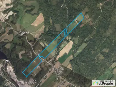 Terre agricole de 80 acres à vendre. - Située dans la ville de Clermont, dans la région de Charlevoi...