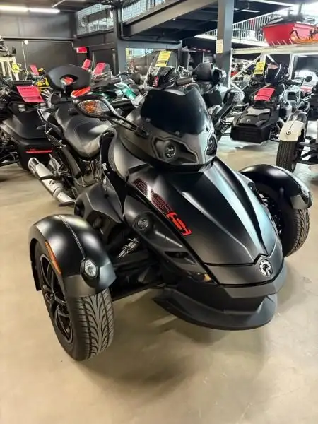 2012 Can-Am Spyder RS-S (SM5) in Sport Touring in West Island - Image 3