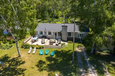 This cute renovated 4 bedroom bungalow is available now -until June 13th. Cheap living in a quiet ne...