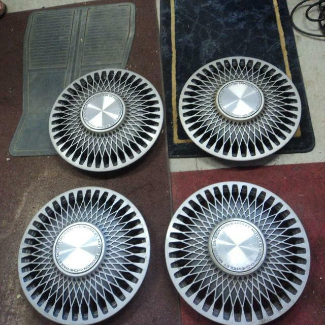 CHEV MOTOR DIVISION HUBCAPS in Other Parts & Accessories in Regina