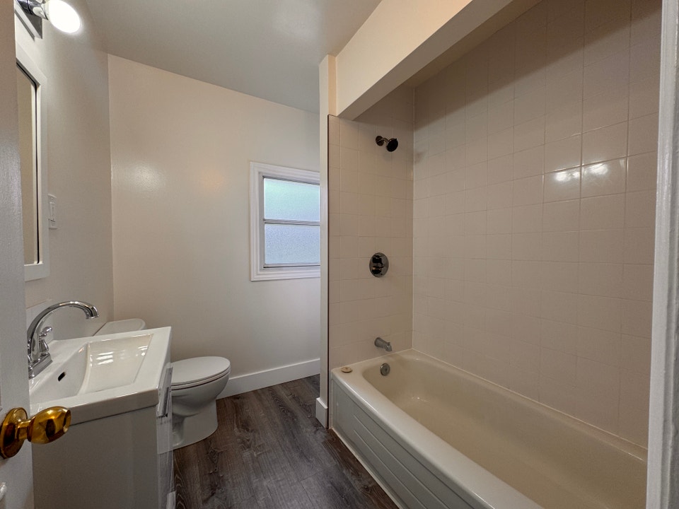 Renovated & Bright 1 Bedroom Apartment In Stanley Park! (Unit 2) 5