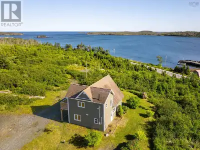 Welcome to Seaside living!This 10 years young,2 bedroom,2 bath home boasts a second level great room...