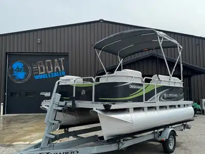 NEW ARRIVAL – 2017 LEGEND 17’ PONTOON – 30HP EFI – UNDER 100 HOURS – VERY CLEAN VINYL FLOOR • POWER...