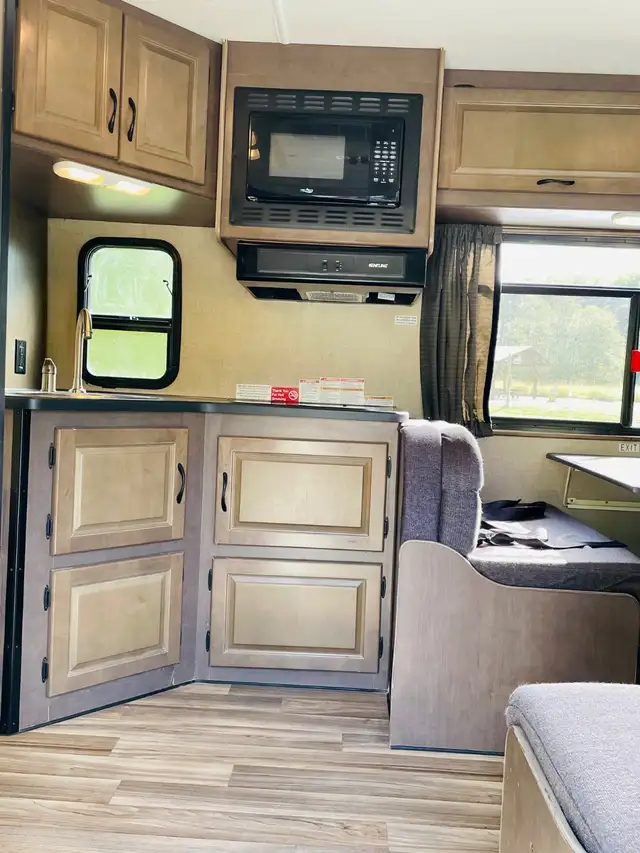 2018 Thor Majestic 28A, class C motorhome, 30 ft in RVs & Motorhomes in Delta/Surrey/Langley - Image 8
