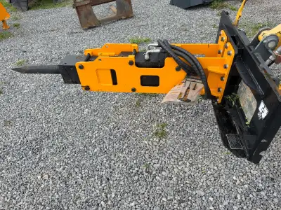 Take on concrete, asphalt, and rock breaking jobs with this brand-new, never-used GIYI GY-P680 hydra...