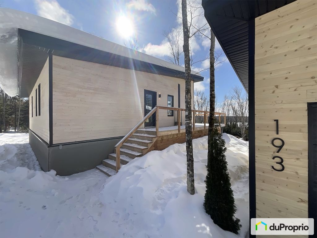 $484,000 - Bungalow for sale in St-Hubert-De-Rivière-Du-Loup — photo 1