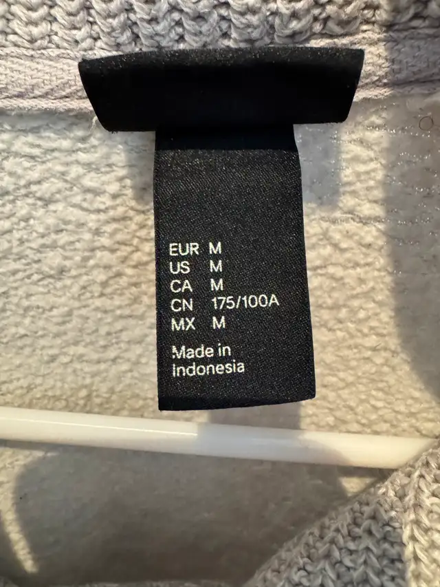 SWEATER MEN MEDIUM in Men's in Hamilton - Image 3