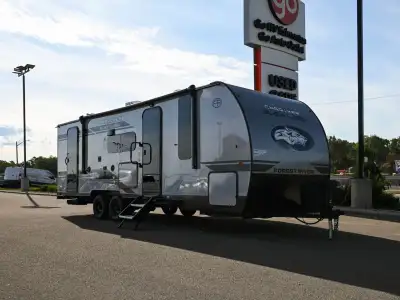 The 2026 Cherokee Grey Wolf Black Label 23DBHBL is a modern, family-friendly travel trailer that ble...