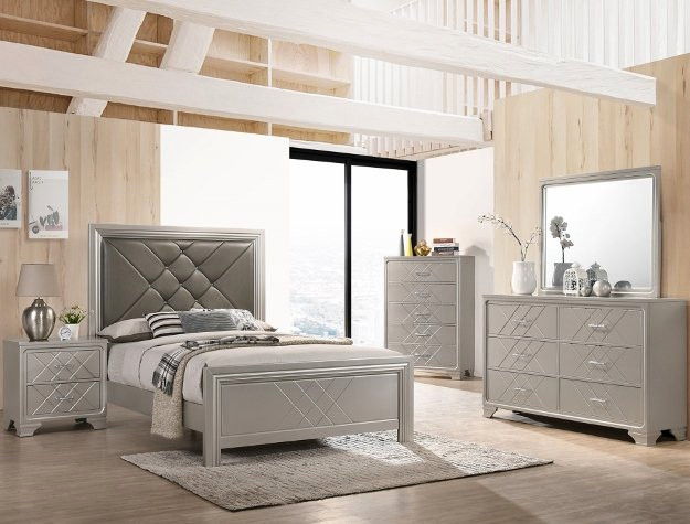 Queen bedroom set 6 piece in Beds & Mattresses in Windsor Region