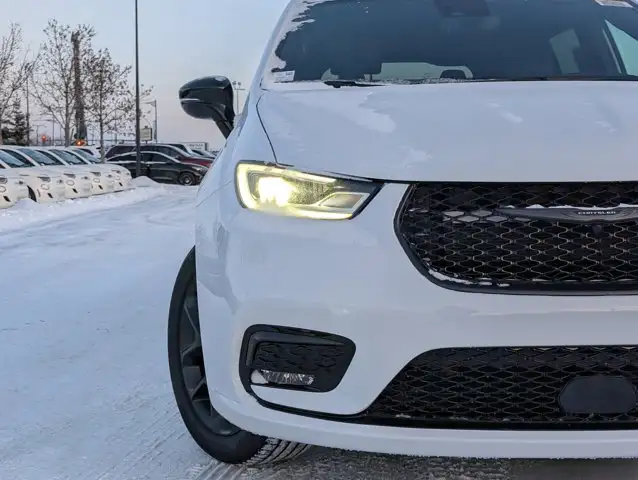 2026 Chrysler Pacifica Select in Cars & Trucks in Edmonton - Image 12