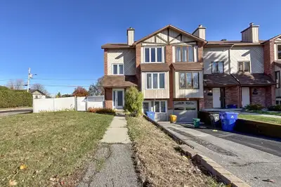Located in a quiet neibourhood close to essential services such as Rapibus station La Gappe, daycare...