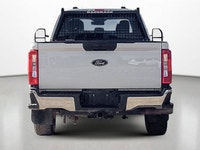 This Ford Super Duty F-250 SRW boasts a Intercooled Turbo Diesel V-8 6.7 L/406 engine powering this... (image 4)