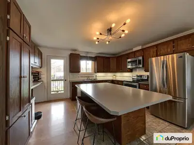 **En attente** Située dans un cul-de-sac paisible, cette magnifique propriété vous offre un cadre de...