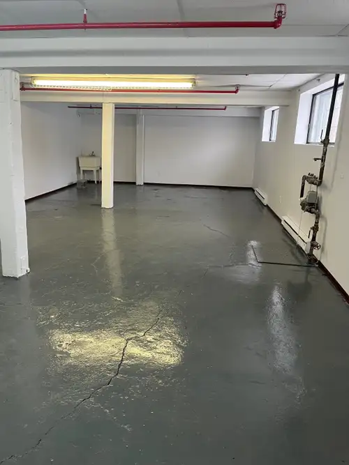 PLANCHER - BETON PLAFOND 8' HAUTEUR ATELIER / ENTREPOSAGE GRANDE FENESTRATION