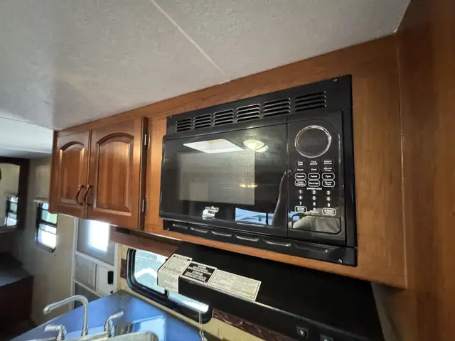 2013 ,Forest River,Lacrosse 318BHS in Travel Trailers & Campers in Kamloops - Image 11