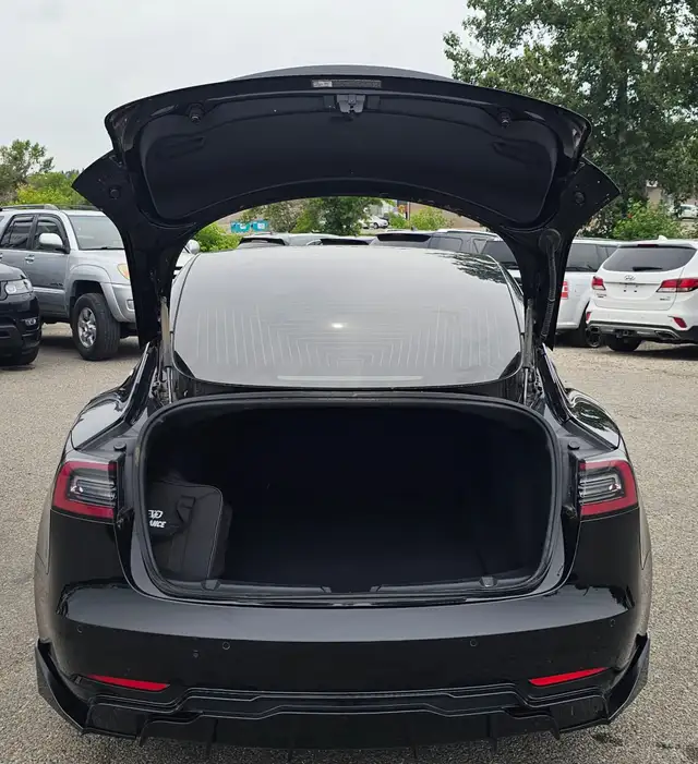 This Sedan/Saloon powered by a Electric engine.SPECIFICATIONS:557928323210301445