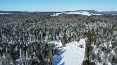 Superbe domaine de 77,12 acres bénéficiant d’une intimité sans pareille. La propriété comprend une m...