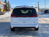 The 2026 Chrysler Pacifica Select combines advanced technology, comfort, and family-friendly versati... (image 4)