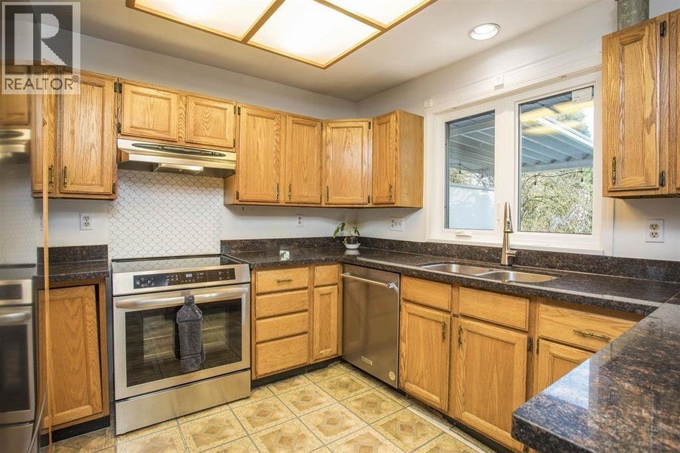 Upper-9890 LYNDHURST STREET Burnaby, British Columbia 5