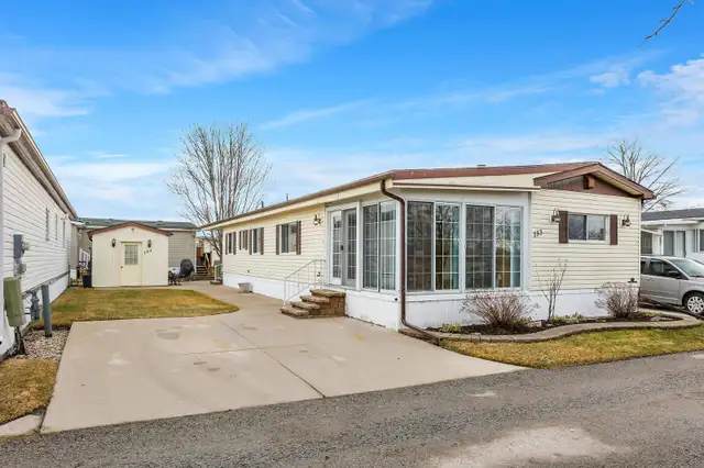 SPACIOUS BUNGALOW W/SERENE VIEWS - 3 BED, 2 BATH in Houses for Sale in Hamilton - Image 2
