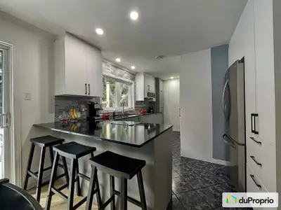 Superficie du terrain 7000 pi2, rez-de-chaussée 3 +1 chambres, salle de bain (bain et douche), cuisi...