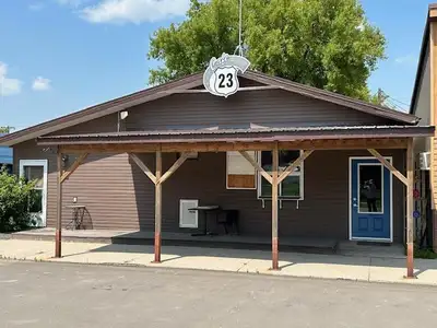 R34//Baldur/Business Opportunity !! Be Your Own Boss !! This former small town restaurant has been w...