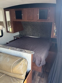 This couples coach trailer is perfect for camping and travelling! The front bedroom has a queen bed... (image 5)