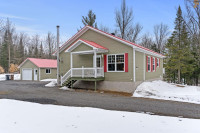 Charmante maison sur grand terrain boisé 80 000 pc à Ste-Ursule