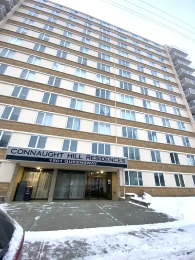 Available Now for a 1 year lease $1,300/m Utilities Not Included This apartment is in the desirable...