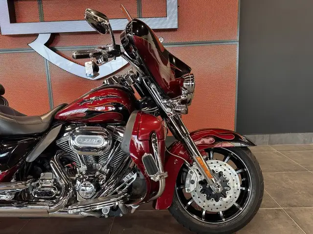 2011 Harley-Davidson CVO Ultra Classic Electra Glide in Street, Cruisers & Choppers in Grande Prairie - Image 4