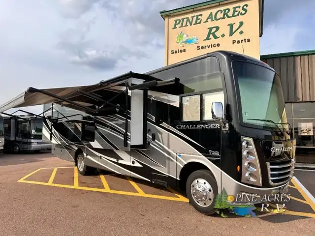 2022 Thor Motor Coach Challenger 35MQ only 6,310 Miles in RVs & Motorhomes in Moncton - Image 4