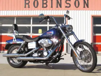 - 29,000 KM - Deep Cobalt Pearl - New Tires, Certified New Price - This Awesome 2006 Dyna Wide Glide...