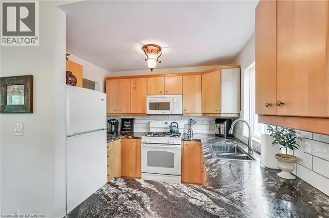 8 BEACH Road Lowbanks, Ontario in Houses for Sale in St. Catharines - Image 18