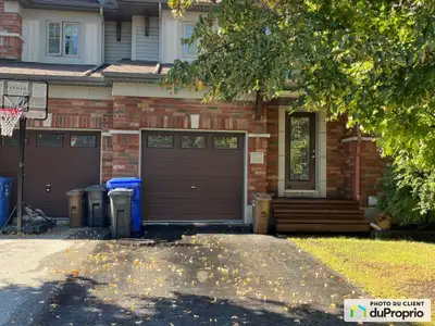 Magnifique maison de ville située dans le secteur du Plateau à Gatineau! La cour arrière est clôturé...