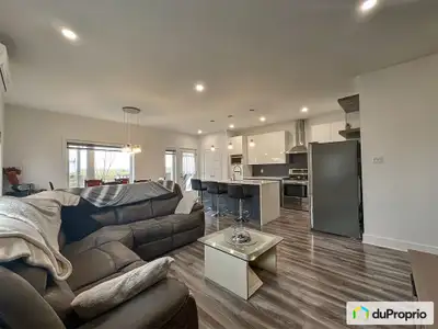Condo étage supérieur + Plafond de 9 pieds + Thermopompe murale + Beaucoup de fenêtre pour lumière d...