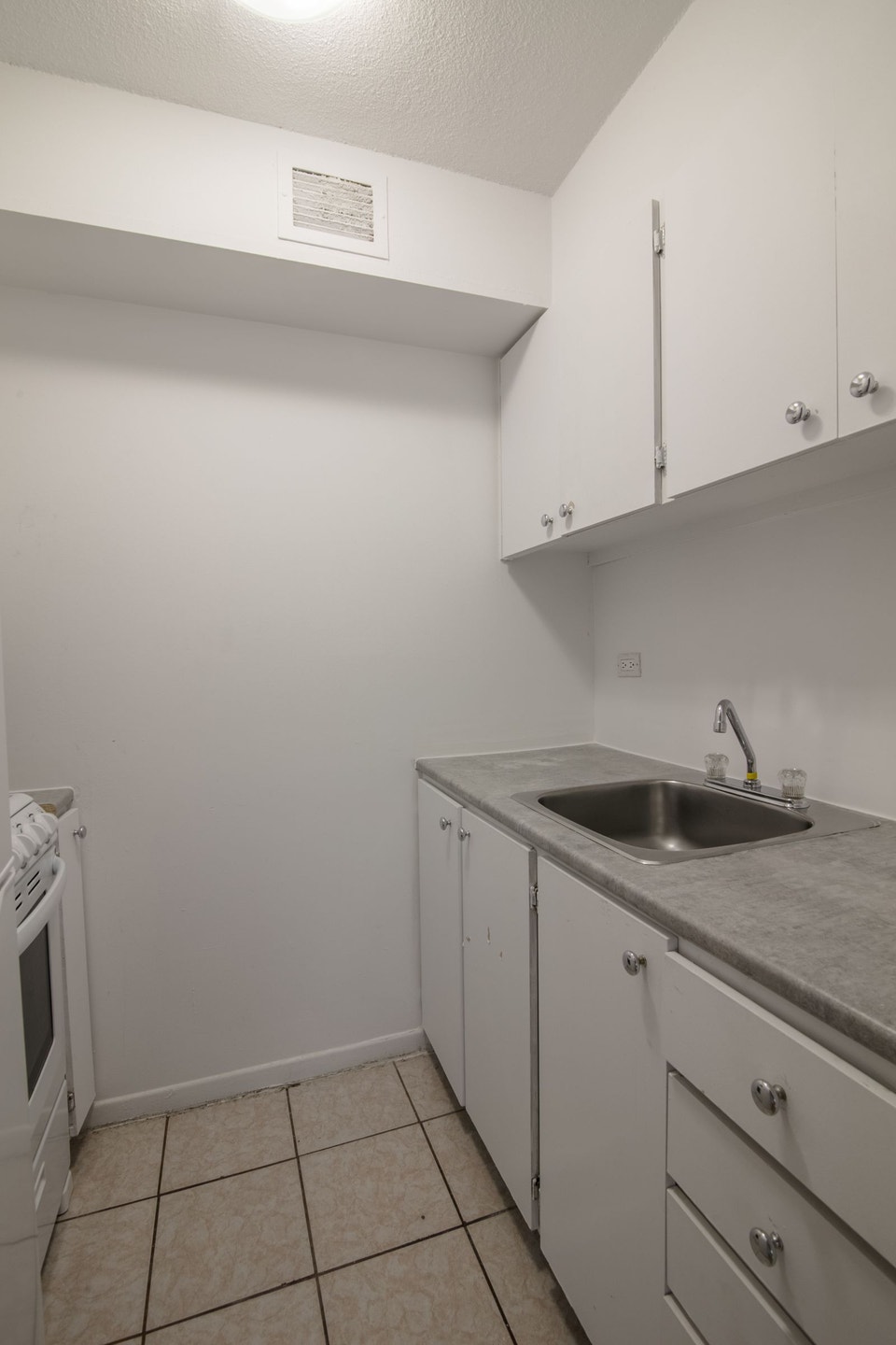 374 sqft studio apartment near Concordia - ID 325 4