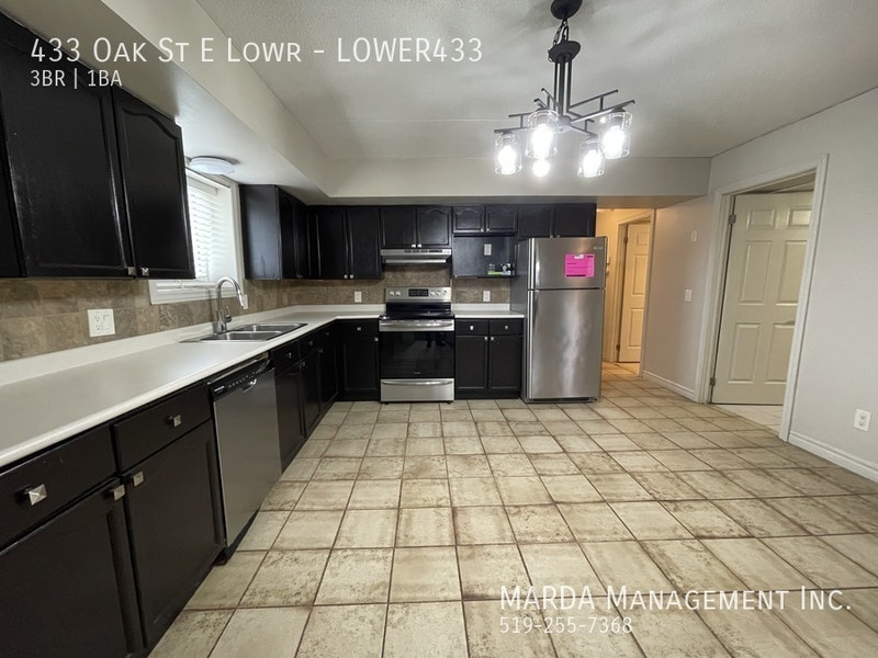 3 BED/1BATH SUITE IN LEAMINGTON! + Utilities Long Term