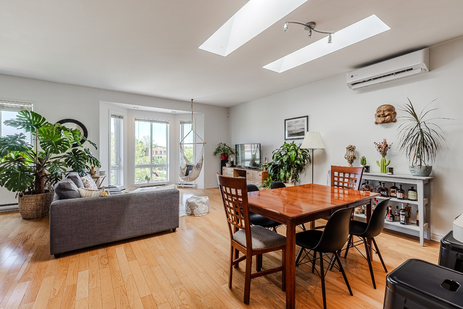 Superbe condo au dernier étage avec terrasse et stationnement — photo 2