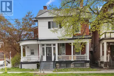 Live in one of Ottawa's most walkable urban neighbourhoods. Located on Stewart Street in the heart o...