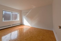 Akelius one bedroom apartment for rent. Located near Av. Wilderton in the Notre-Dame-De-Grace neighb... (image 3)