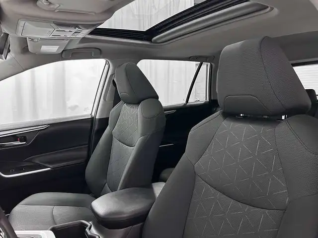 2022 Toyota RAV4 XLE AWD - TOIT OUVRANT - VOLANT CHAUFFANT - MAG in Cars & Trucks in Québec City - Image 24