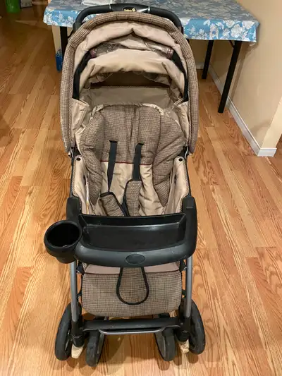 Stroller with car seat on good condition. Lock for safety as you stop take /do some things call / Ms...