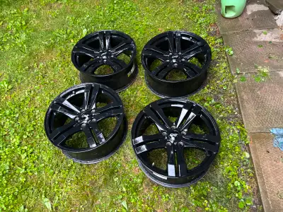 4x mag jeep cherokee 2013 et plus 5x110 65.1 17 pouces 7.5 dai comme neuf noir 550$ 819 816 1621