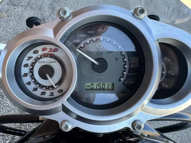 2010 Harley-Davidson V-Rod Muscle **LOW KMS** **EXTRAS** in Street, Cruisers & Choppers in Markham / York Region - Image 6