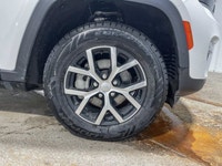 This Jeep Grand Cherokee delivers a Regular Unleaded V-6 3.6 L/220 engine powering this Automatic tr... (image 8)