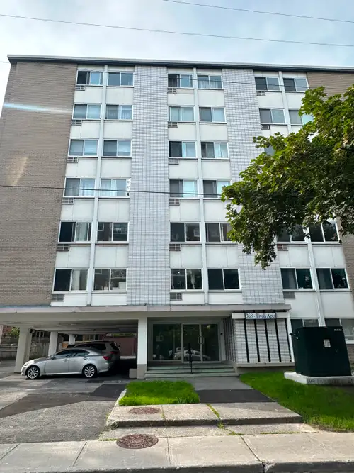 LARGE 2 BEDROOM 368 BESSERER ST . K1N6B8 CLOSE TO UOTTWA & MARKET AVAILABLE IMMEDIATELY OR SEPT 1 ST...