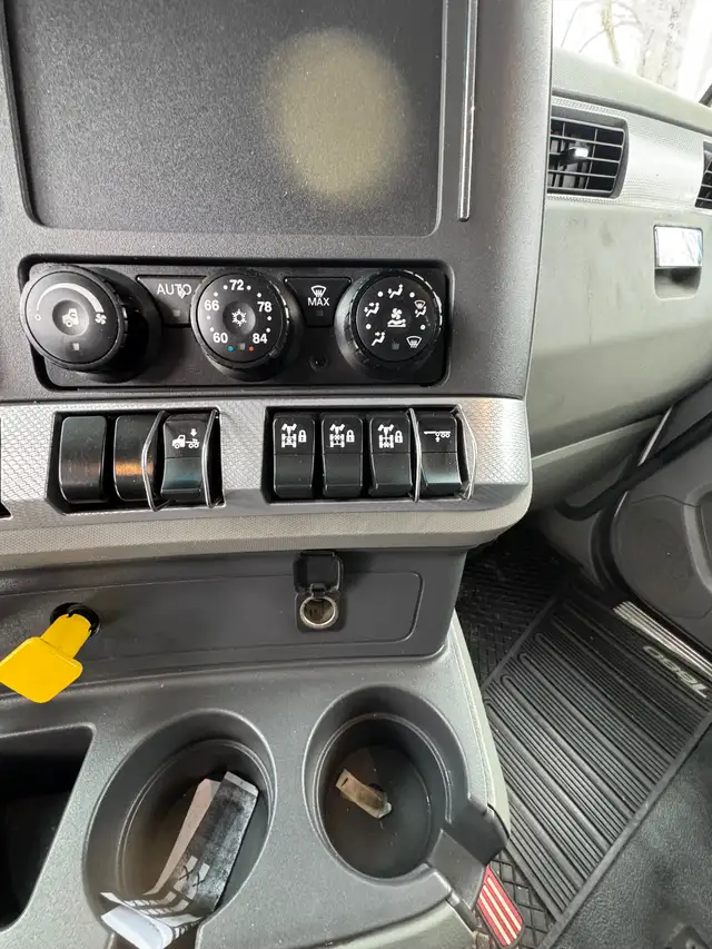 2020 Kenworth T680 Heavy Spec in Heavy Trucks in Hamilton - Image 8