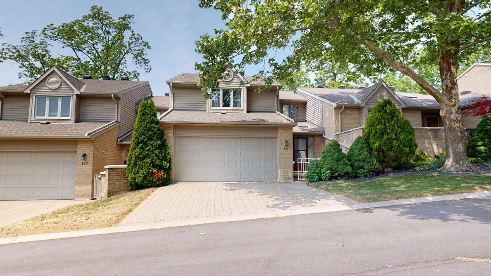 BRIGHT AND SPACIOUS 2 + DEN TOWNHOME NEAR MASONVILLE MALL 2